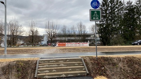 Eine Fußgängertreppe führt auf den Radschnellweg bei Süßen (Kreis Göppingen).