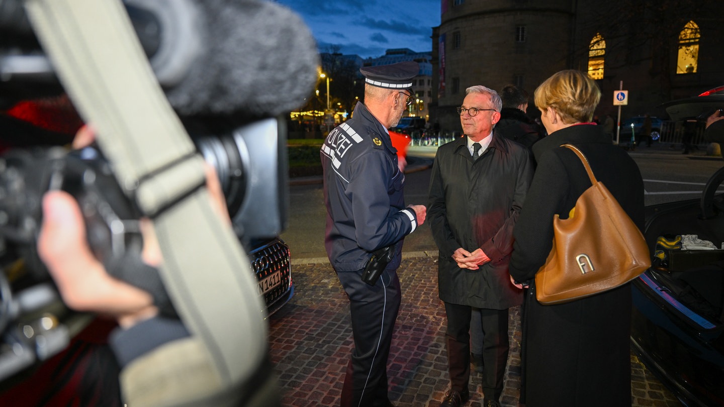 Innenminister Thomas Strobl auf dem Weihnachtsmarkt in Stuttgart nach dem Anschlag von Magdeburg.