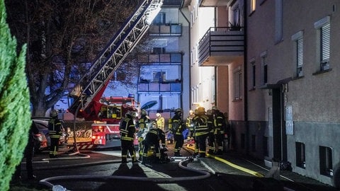 Die Feuerwehr in Altbach im Kreis Esslingen fährt die Drehleiter aus, um einen Brand im Dachstuhl eines Mehrfamilienhauses zu löschen.