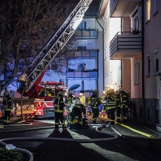 Die Feuerwehr in Altbach im Kreis Esslingen fährt die Drehleiter aus, um einen Brand im Dachstuhl eines Mehrfamilienhauses zu löschen.