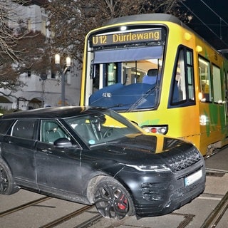 Nach Zusammenstoß: Auto steht im Gleisbett der Stadtbahn der Linie U12 in Stuttgart