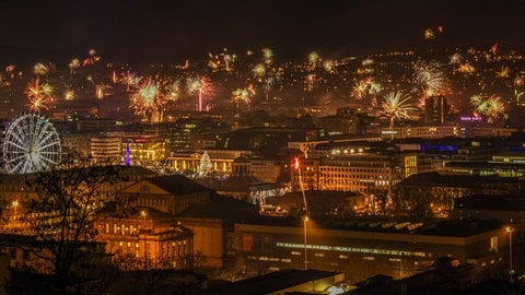 Feuerwerk über dem Stuttgarter Nachthimmel an Silvester.