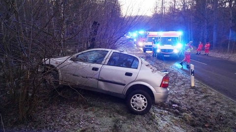 Nach dem Unfall steht das Auto neben der Fahrbahn