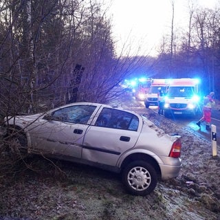 Nach dem Unfall steht das Auto neben der Fahrbahn