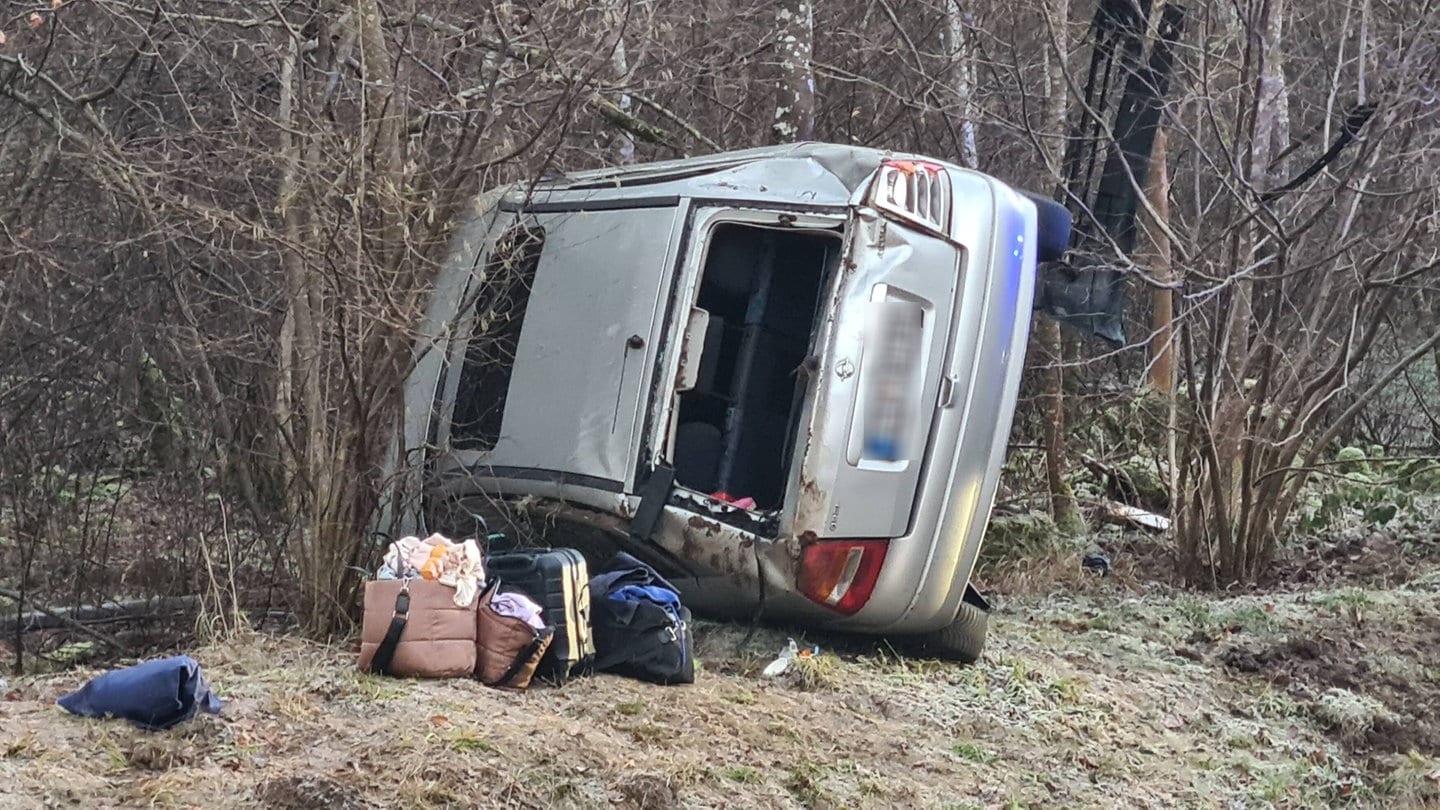 Ein mit acht Personen beladenes Auto überschlug sich am Freitagnachmittag in Stuttgart-Möhringen. Sieben Insassen wurden leicht verletzt. Es wird wegen des Verdachts auf fahrlässige Körperverletzung ermittelt.