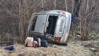 Ein mit acht Personen beladenes Auto überschlug sich am Freitagnachmittag in Stuttgart-Möhringen. Sieben Insassen wurden leicht verletzt. Es wird wegen des Verdachts auf fahrlässige Körperverletzung ermittelt. 