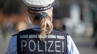 Ein 61-jähriger Mann soll am Samstagabend mehrere junge Frauen in der S2 Richtung Stuttgart-Schwabstraße belästigt haben. Nachdem Polizisten ihn auffordern sein Verhalten zu unterlassen, habe er einem Beamten ins Gesicht gespuckt und einer Beamtin an die Brust gefasst. (Symbolbild)