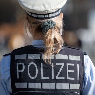 Ein 61-jähriger Mann soll am Samstagabend mehrere junge Frauen in der S2 Richtung Stuttgart-Schwabstraße belästigt haben. Nachdem Polizisten ihn auffordern sein Verhalten zu unterlassen, habe er einem Beamten ins Gesicht gespuckt und einer Beamtin an die Brust gefasst. (Symbolbild)