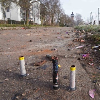 Am Neujahrsmorgen liegen überall im Land noch Reste der Silvesterfeiern auf den Straßen - wie hier am Stuttgarter Burgholzhof. 