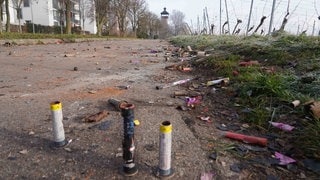 Am Neujahrsmorgen liegen überall im Land noch Reste der Silvesterfeiern auf den Straßen - wie hier am Stuttgarter Burgholzhof. 