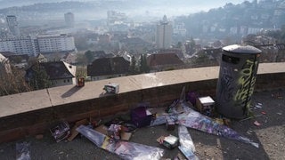 Am Neujahrstag liegen auch dieses Jahr wieder überall die Reste der nächtlichen Silvesterfeiern - wie hier an einer Aussichtsplattform im Norden Stuttgarts.  