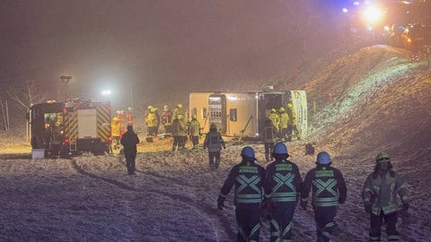 Bus liegt auf der Seite