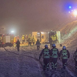 Bus liegt auf der Seite