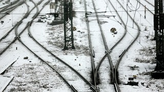 Bahnschienen im Winter mit Schnee: In Gingen kam es zu Verspätungen, weil ein Schneemann auf den Gleisen gebaut war.