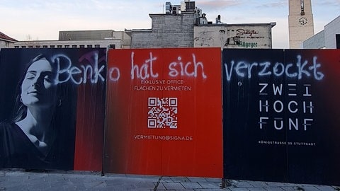 "Benko hat sich verzockt" hat jemand auf eine Plakatwand in der Stuttgarter Innenstadt gesprüht.