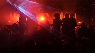 Menschen feiern in einem Club, denn nach der Silvesterparty ist vor Party! Welche Festivals kommen in die Region, welche Feste fallen aus. Hier kommt die Feier-Vorschau für den Kessel 2025!