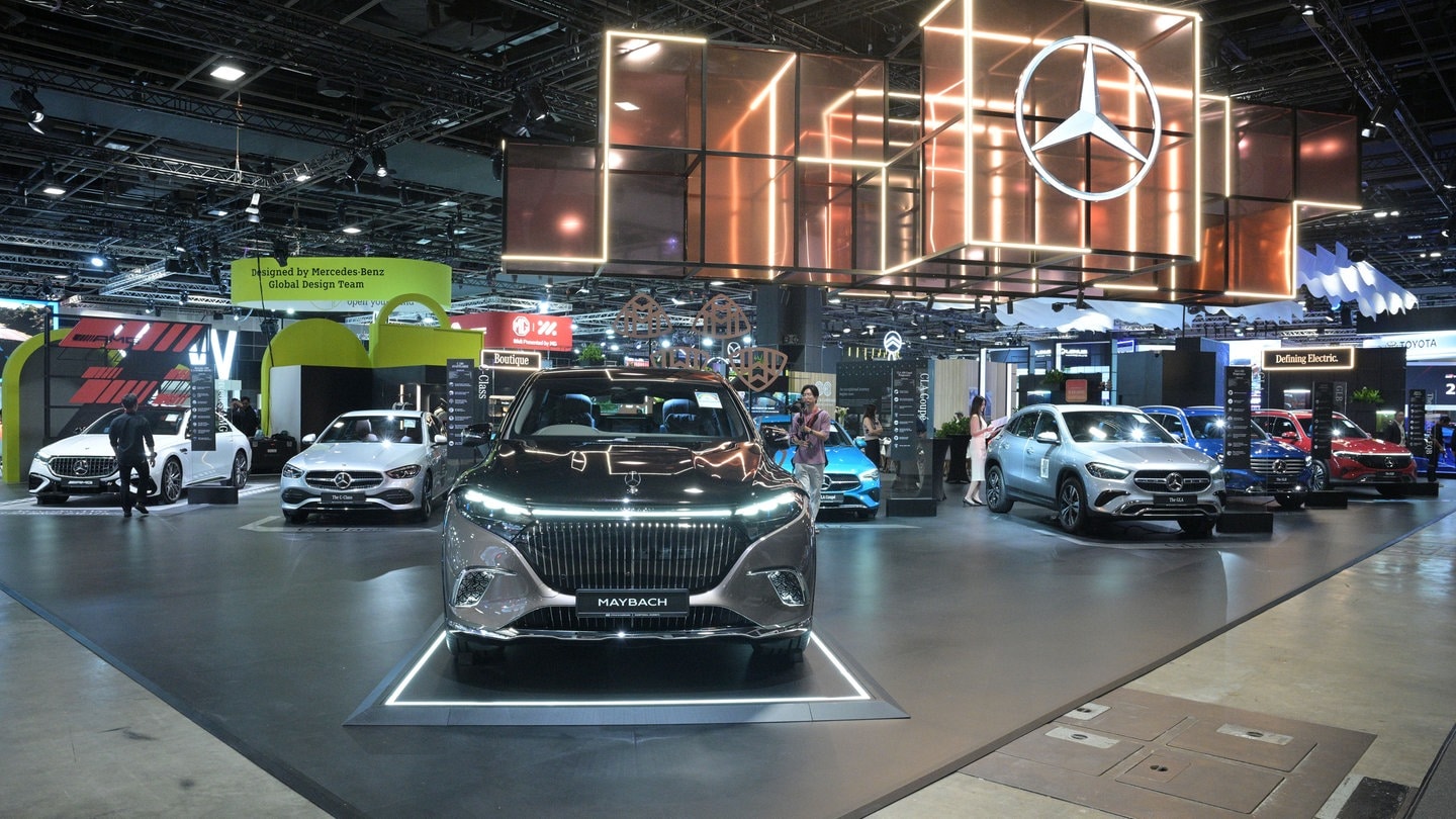 Stand des Stuttgarter Automobilherstellers Mercedes-Benz auf der Singapore Motorshow im Suntec Singapore Convention & Exhibition Centre. Mercedes hat 2024 weniger Fahrzeuge verkauft.