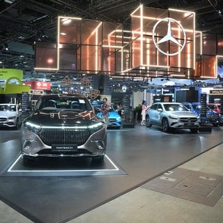 Stand des Stuttgarter Automobilherstellers Mercedes-Benz auf der Singapore Motorshow im Suntec Singapore Convention & Exhibition Centre. Mercedes hat 2024 weniger Fahrzeuge verkauft.