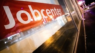 Ein Schild verweist auf das Jobcenter: Durch gekürzte Mittel bewerben sich der Caritasverband und die Evangelische Gesellschaft Stuttgart nicht mehr auf das Projekt "Respekt". Dadurch fällt ein wichtiges Hilfsangebot für junge Menschen weg.