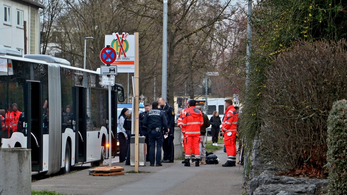 Vor einer Bushaltestelle stehen Polizeibeamte und Rettungssantitäter. Im Stadtteil Hausen in Stuttgart-Weilimdorf kam es am Samstag laut Polizei zu einer Prügelei in dem Bus zwischen fünf beteiligten Personen.