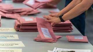 Wahlhelfer zählen Umschläge, die per Briefwahl gekommen sind. Für Deutsche im Ausland könnte es zur Bundestagswahl knapp werden. (Symbolbild)