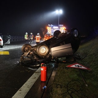 Auf der B10 auf Höhe von Ebersbach im Kreis Göppingen kam es bei Straßenglätte zu einem schweren Unfall in Fahrtrichtung Ulm. Drei Autos waren in den Crash verwickelt.