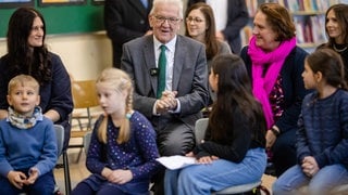 Nach der Debatte zur Grundschulemfehlung ist Ministerpräsident Kretschmann zu Besuch in einer Grundschule. 