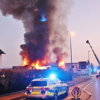 In Schorndorf (Rems-Murr-Kreis) brennt ein Gebäude. Polizei und Feuerwehr sind mit einem Großaufgebot vor Ort.