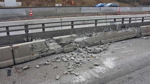 Eine zerbröckelte Betonabsperrung auf der Autobahn. Kurz zuvor war ein Fahrzeug dagegengeprallt.