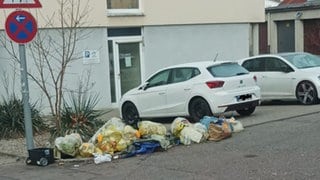 Mehrere gelbe Säcke stehen vor einem Wohnhaus in Geislingen an der Steige. Sie wurden nicht abgeholt, weil sie falsch befüllt waren. 