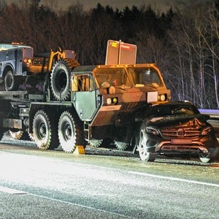 Auf der A81 im Kreis Böblingen ist ein US-Militärfahrzeug auf einen Pkw gefahren. 