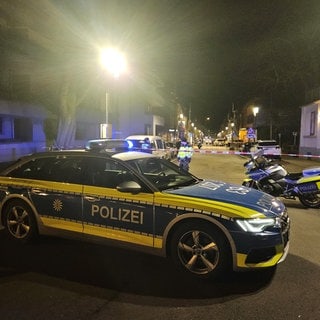 Die Polizei hat einen Tatort in Stuttgart-Möhringen großflächig abgesperrt, nachdem ein Mann schwer verletzt gefunden wurde. 