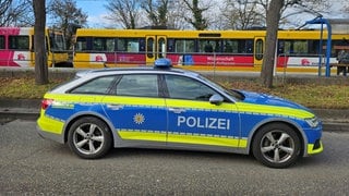 Ein Polizeiauto steht vor einer Stadtbahn in Stuttgart: Am Max-Eyth-See im Stadtteil Hofen ist ein Kind von einer Stadtbahn erfasst und tödlich verletzt worden.