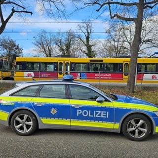 Ein Polizeiauto steht vor einer Stadtbahn in Stuttgart: Am Max-Eyth-See im Stadtteil Hofen ist ein Kind von einer Stadtbahn erfasst und tödlich verletzt worden.