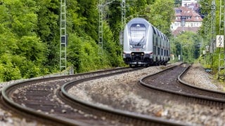 Ein Zug auf der Gäubahn-Strecke in Stuttgart. Kommt es dort zur Kappung?