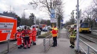 Die Polizei und die Rettungskräfte an einer leichten Bahn stoppen in Stuttgart, um einen Unfall zu retten. 