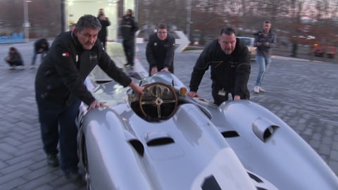 Der Silberpfeil wird im Mercedes-Benz Museum Stuttgart geliefert und nach innen gerollt, um sie auf die Auktion vorzubereiten.