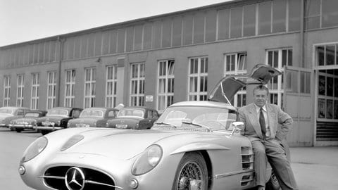 Das Motiv zeigt eines der beiden 300 SLR Uhlenhaut Coupés zusammen mit dem Erfinder Rudolf Uhlenhaut