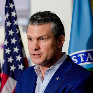 US-Verteidigungsminister Pete Hegseth spricht zu Journalisten während seines Besuchs im Hauptquartier des U.S. European Command und Africa Command im Africa Command in den Kelly Barracks in Stuttgart.