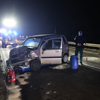 Ein zerbeultes Auto steht nach einem Frontalunfall auf der B10 zwischen Amstetten und Geislingen. 