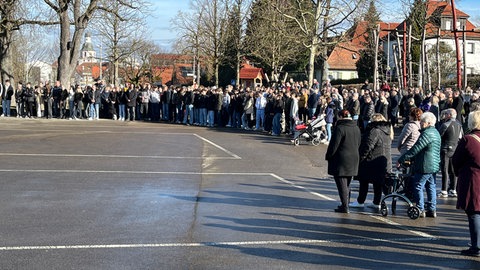 Menschenmenge bei der Albertville-Realschule in Winnenden. Dort ereignete sich vor 16 Jahren ein Amoklauf. 