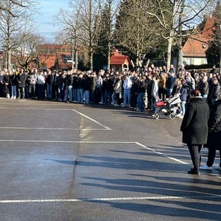 Menschenmenge bei der Albertville-Realschule in Winnenden. Dort ereignete sich vor 16 Jahren ein Amoklauf. 