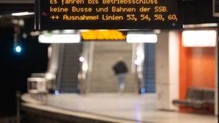 An einer Stadtbahnhaltestelle in Stuttgart weist eine Anzeige auf die Auswirkungen eines Warnstreiks bei der SSB hin.