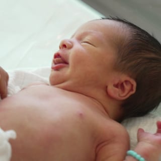 Baby Finnley bekommt eine Spritze gegen das RS-Virus. . Das Klinikum Stuttgart verzeichnet bei Kleinkindern einen Erfolg bei der Vorsorge für das RS-Virus. In diesem Winter müssen deutlich weniger Kinder wegen des Erregers stationär behandelt werden als früher. Den Grund dafür sehen Ärzte in der Immunisierung, die seit vergangenem Herbst empfohlen wird. 