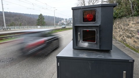 Ein Auto fährt auf einer Zufahrtsstraße zur Innenstadt von Stuttgart an einem Blitzer zur Geschwindigkeitskontrolle vorbei. In Stuttgart hat die Polizei eine 21-Jährige vorläufig festgenommen, die über 100 Geschwindigekitsverstöße begangen hat.