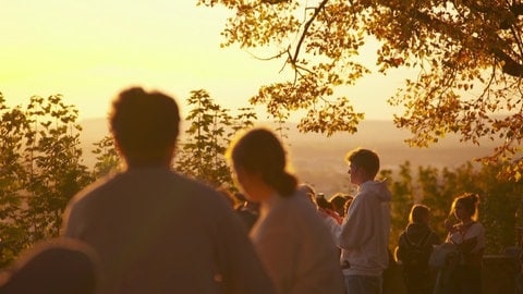 Menschen auf dem Freiburger Schlossberg (Foto: SWR, Moritz Rebholz)