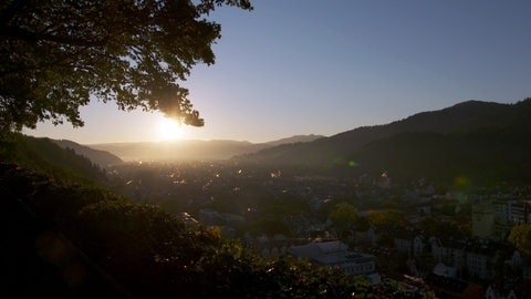 Lichtreflexe von Gebäuden im Tal (Foto: SWR, Moritz Rebholz)