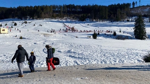 Family in the snow in Muggenbrunn in the Lörrach district (Photo: SWR, Sebastian Bargon)