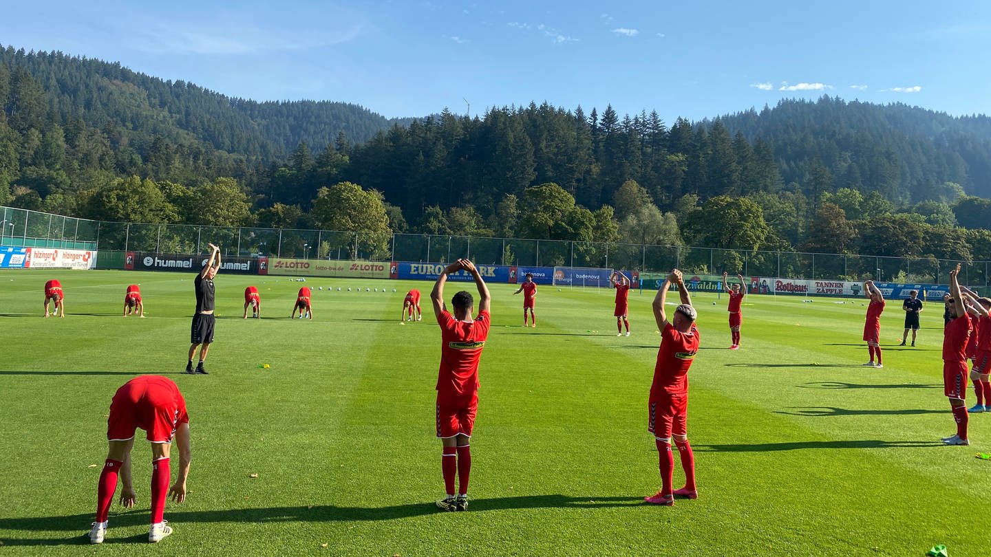 Trainingsauftakt SC Freiburg: Gymnastikübungen im Stadion