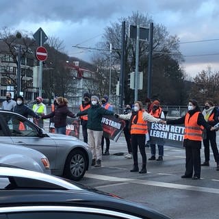 "Letzte Generation"-Aktivisten kämpfen für ein "Essen-Retten-Gesetz" und haben in Freiburg die B31 blockiert